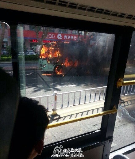 威海公交車起火