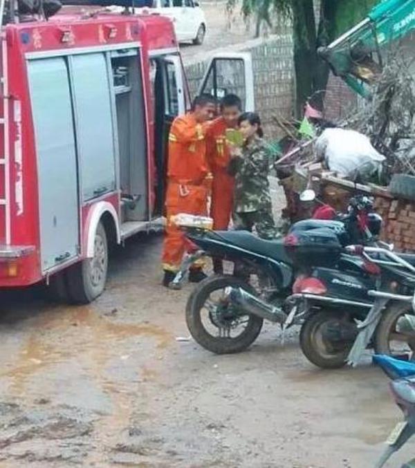 消防員不救人忙自拍