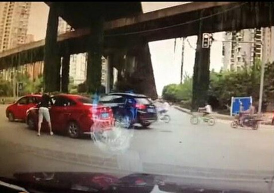 男子逼停女司機并毆打