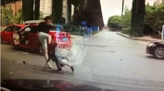 男子逼停女司機并毆打