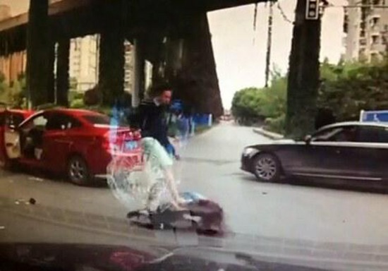 男子逼停女司機并毆打