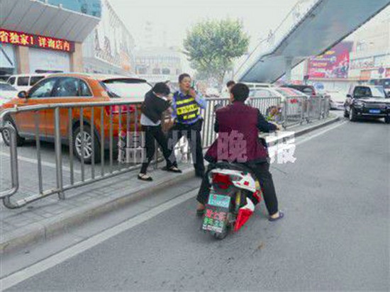 女子自解衣扣稱交警非禮