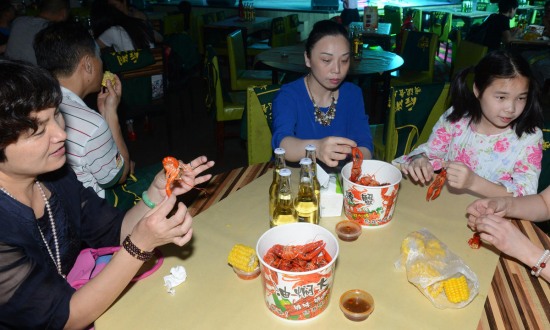 廚師爆炒千斤小龍蝦