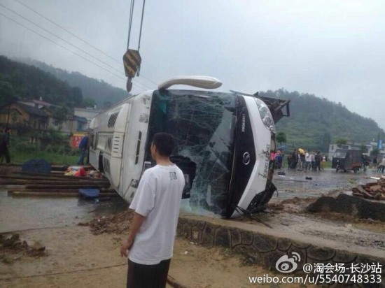 湖南旅游大巴側翻