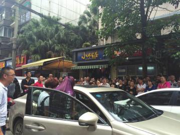 豪車女打協(xié)警