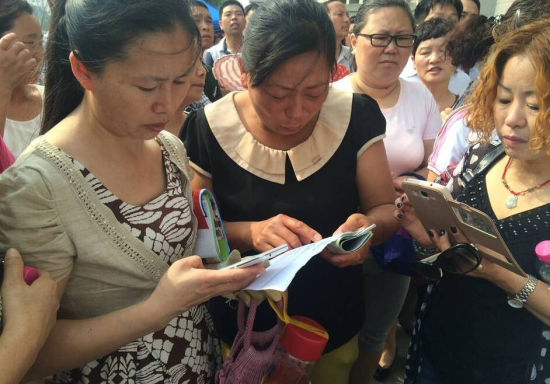 學(xué)生棄考玩失蹤媽媽在考場(chǎng)外哭