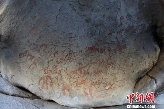 新疆萬年前洞穴巖畫