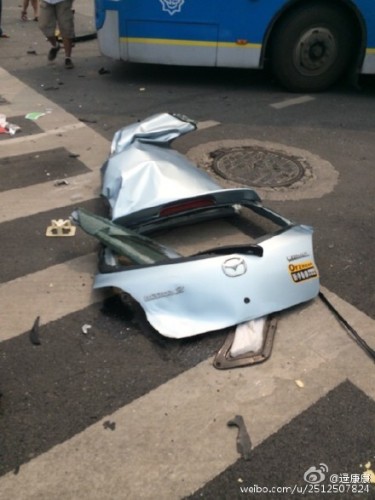 寶馬撞散馬自達,車身碎片散落一地