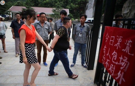 土豪為女友包河漂流