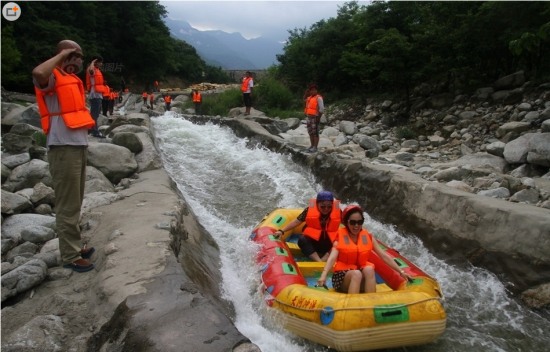 土豪為女友包河漂流