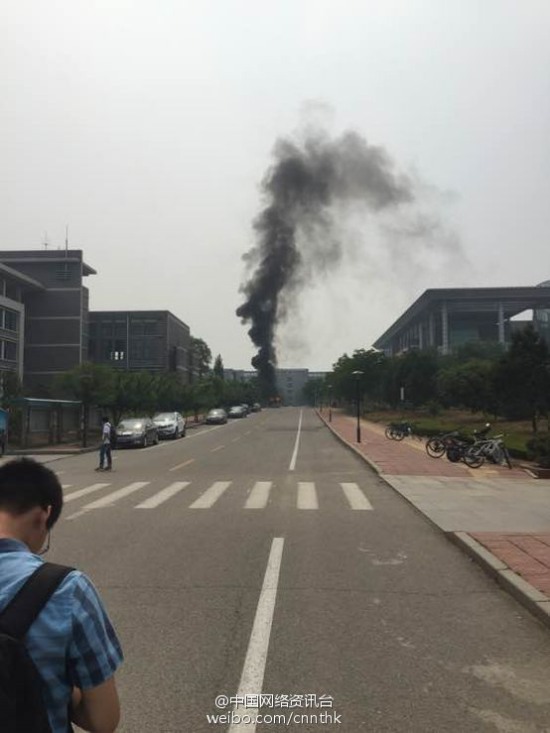 山東泰安醫學院校園游覽車起火