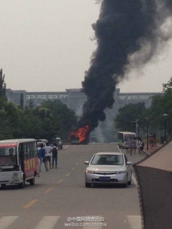 山東泰安醫學院校園游覽車起火