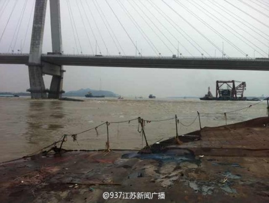 長(zhǎng)江貨船翻沉