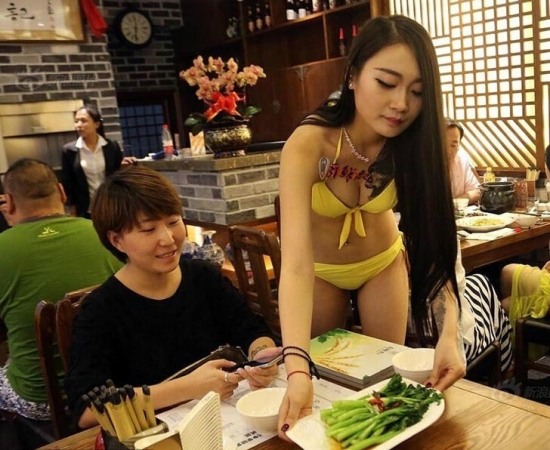 比基尼美女上菜