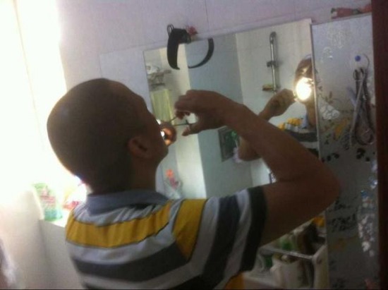 男子購刀自切腫瘤