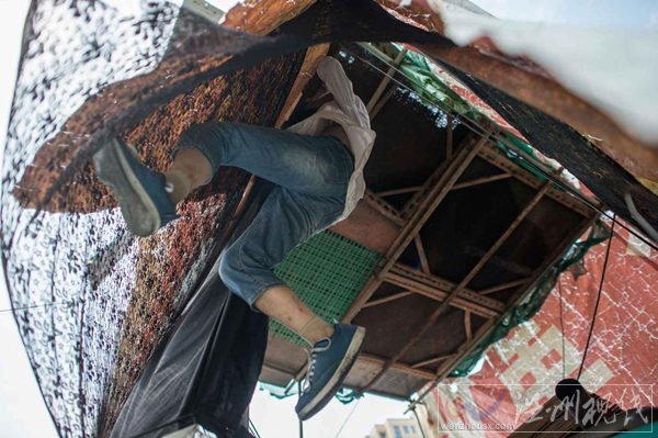 杭州最牛釘子戶在挖掘機上安家