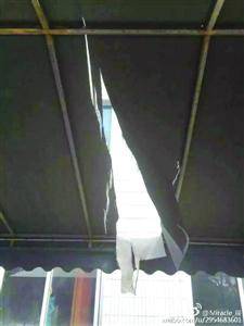 上海工廠屋頂被飛機(jī)零件砸穿