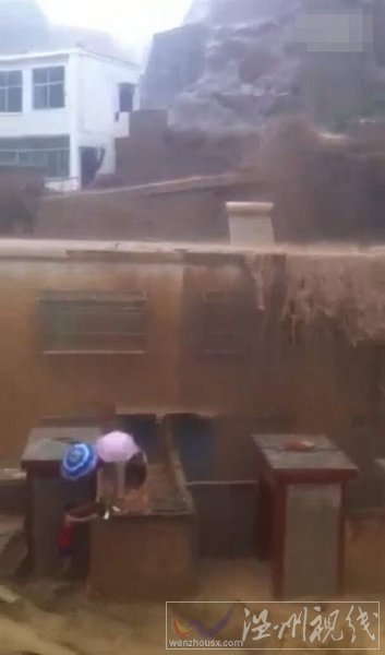 暴雨致一名女護(hù)士被沖走