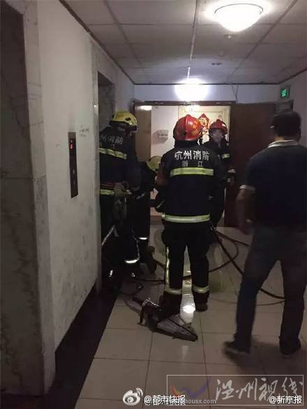 消防部門正在將被夾住的女孩救出