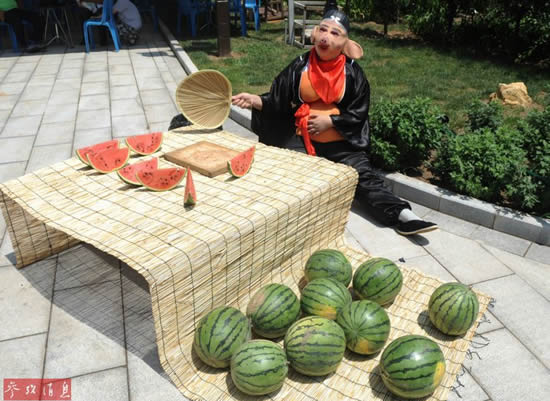 小販扮豬八戒賣瓜