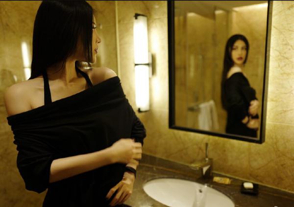 葛天曬洗手間美照