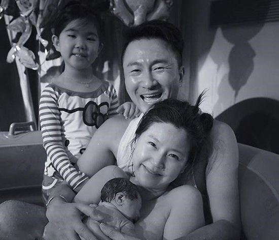 李允美水中分娩生下二女兒