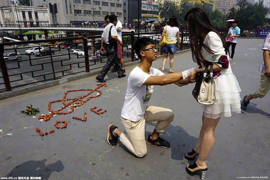 小伙用荔枝求婚遭拒絕
