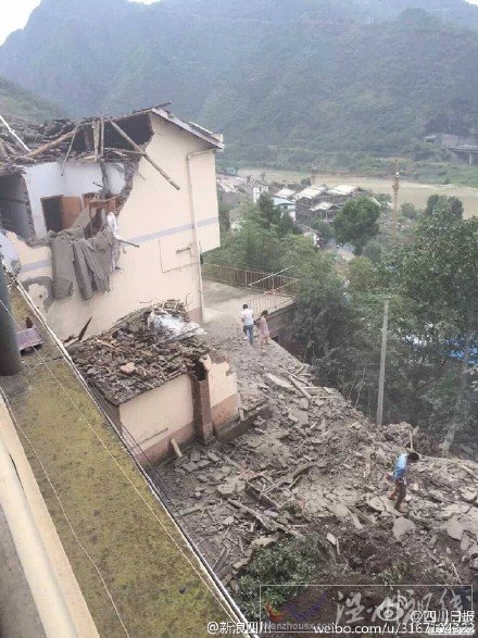 廣元明月峽收費口發生重大車禍