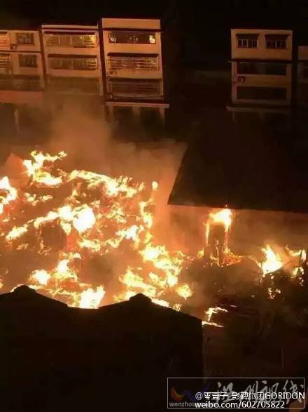 枝江市建材大市場內(nèi)現(xiàn)場火勢非常大