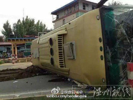 大客車被一輛貨車撞翻