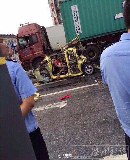 嘉興海鹽一轎車遭貨車擠壓