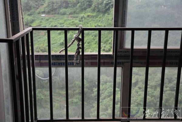 小偷雨夜翻高樓盜竊