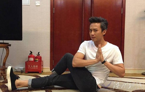 鄧超練高難度瑜伽