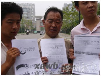 農(nóng)民工持孩子錄取書討薪