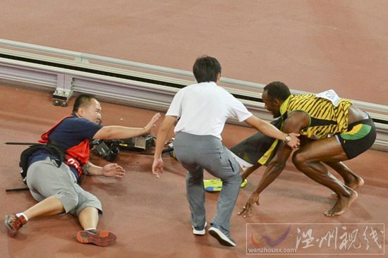 博爾特遭撞倒沒(méi)受傷