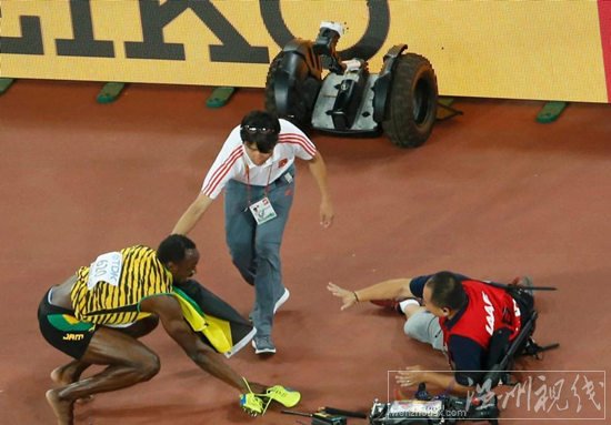 世錦賽上博爾特被攝像師撞倒