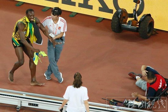 博爾特被撞倒在地