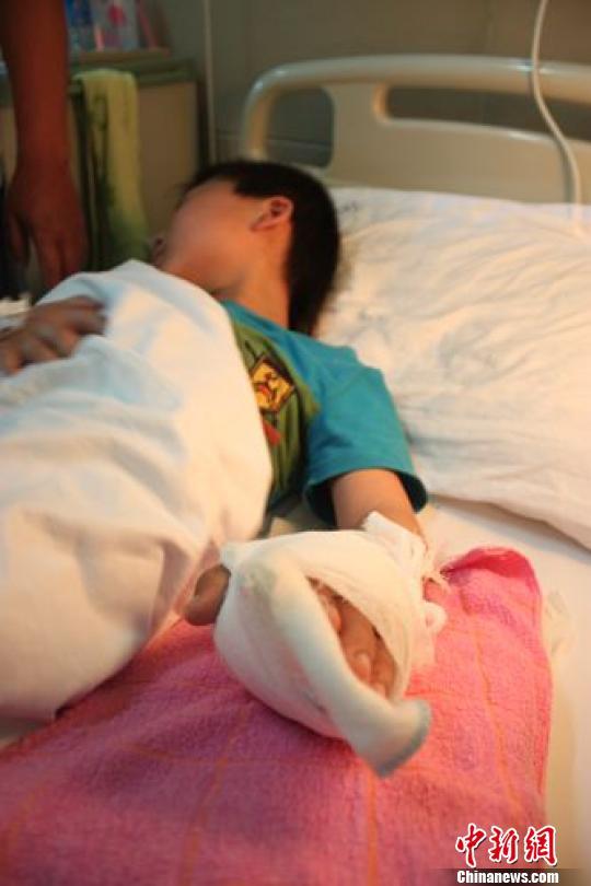 7歲男童疑玩"穿越"墜樓身亡 網(wǎng)友斥腦殘劇毒害深