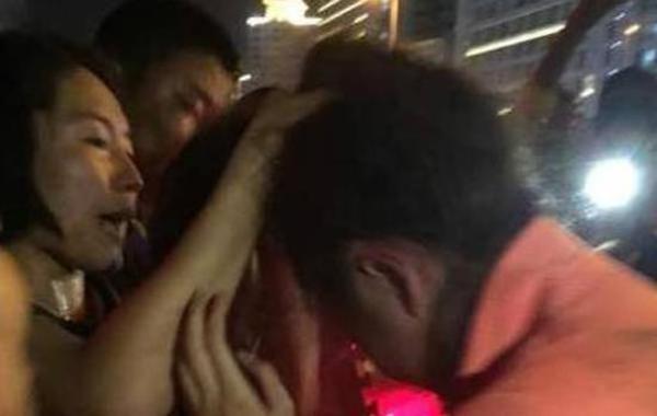 帶小三看球被認出