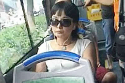 合肥女子逼小學生讓座 把小學生的書包扔出窗外