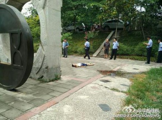 廣場雕塑倒地男孩被砸