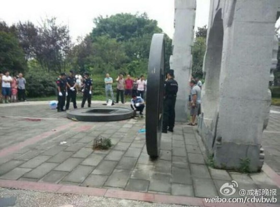 廣場雕塑倒地男孩被砸
