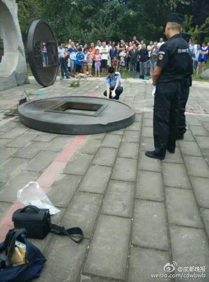 廣場雕塑倒地男孩被砸