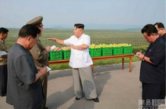 金正恩視察農場喜笑顏開