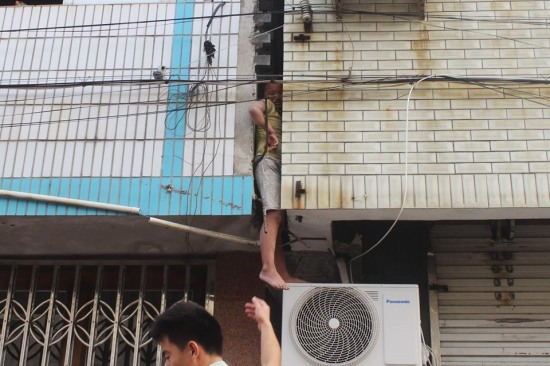 男孩掉進墻縫