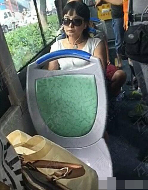 合肥女子逼小學(xué)生讓座