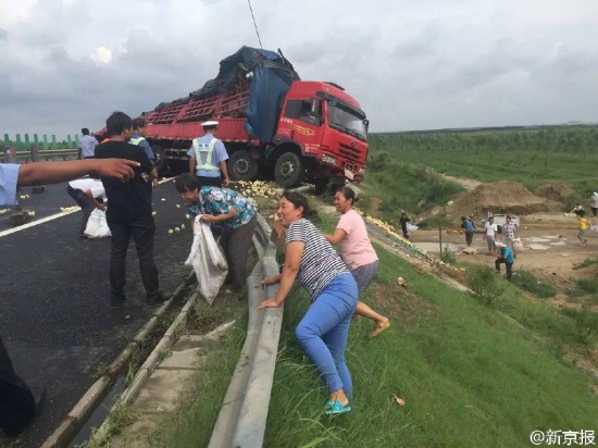 山東濱州沾化區村民哄搶小雞
