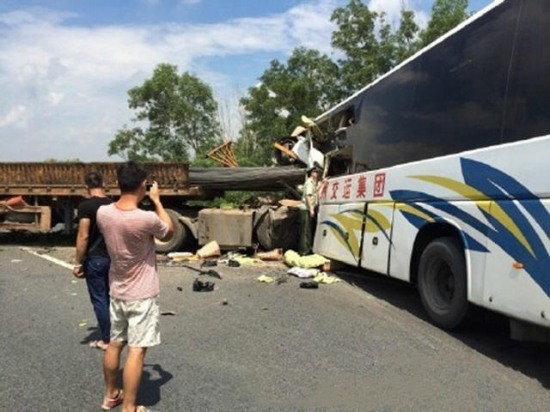 貨車撞大客致5死