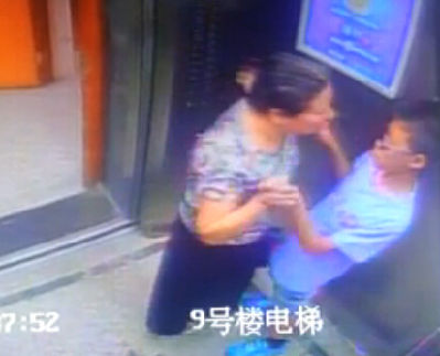 老太強吻小學生