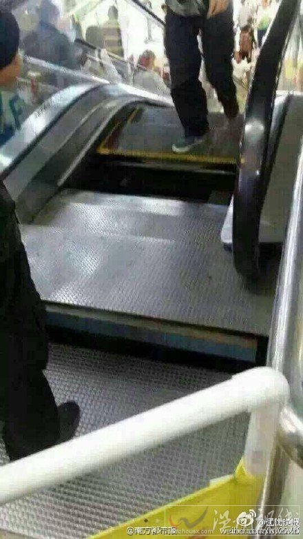 自動扶梯再次發生塌陷事故